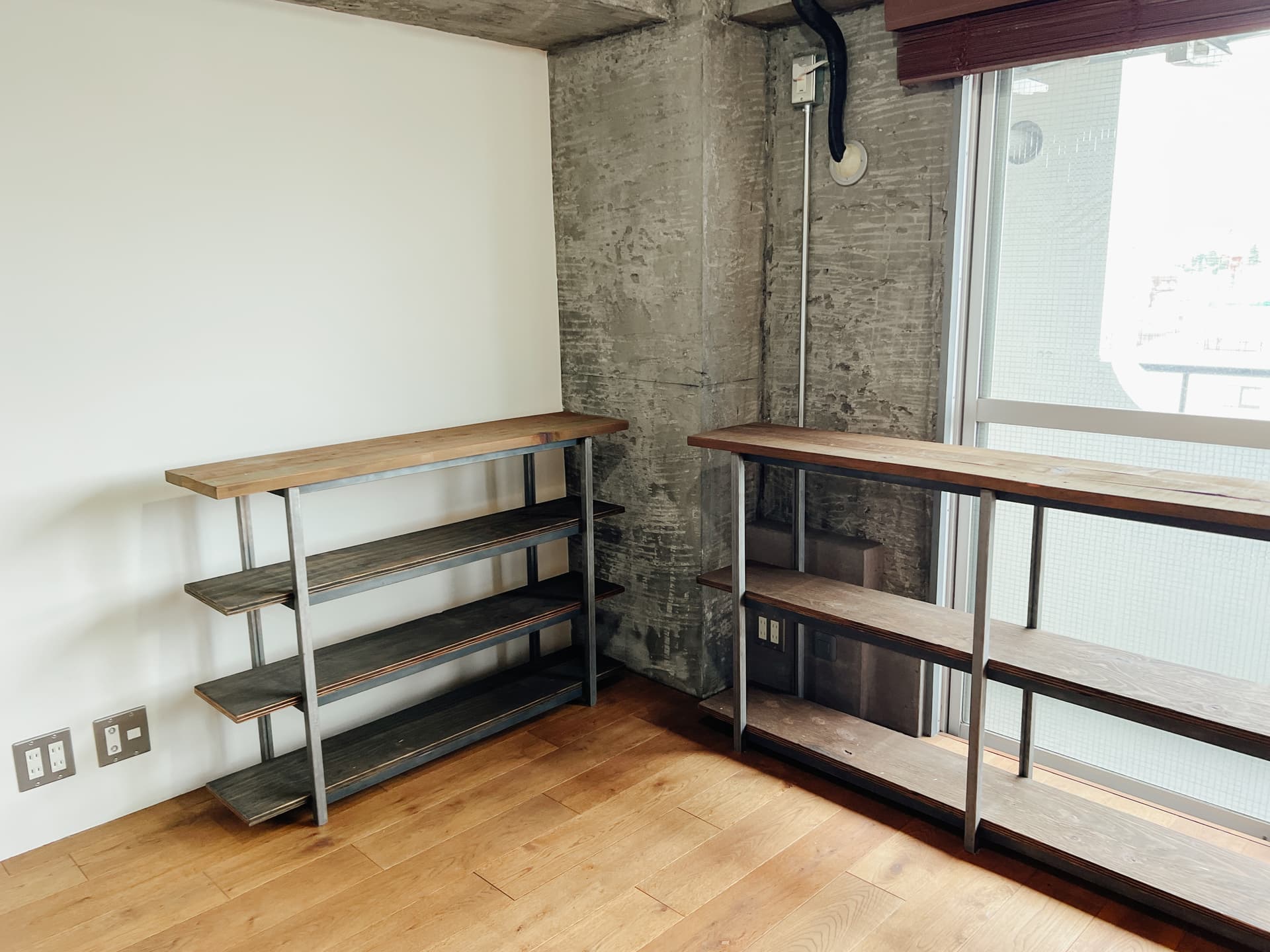 ゆくい堂さんのオリジナル棚も元々部屋についています。こちらのリノベ前の元の部屋に使用されていた、鴨居を再利用して作られているそうです。ゆくい堂さんらしいストーリーも面白いです。棚は自由な配置に移動可能です。