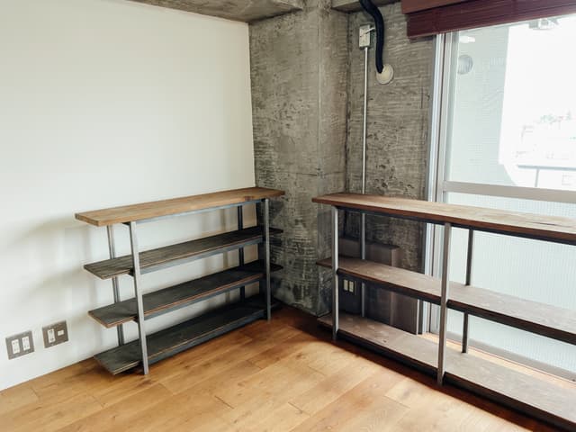 ゆくい堂さんのオリジナル棚も元々部屋についています。こちらのリノベ前の元の部屋に使用されていた、鴨居を再利用して作られているそうです。ゆくい堂さんらしいストーリーも面白いです。棚は自由な配置に移動可能です。