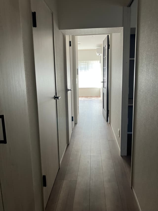 廊下。右手側にデスクが付いた居室。左手に浴室とお手洗いです。