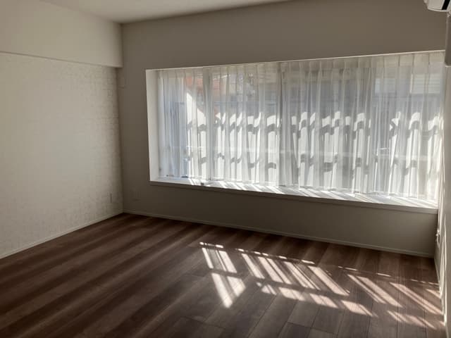 リビング。南向きの大きな窓から明るい日差しが差し込みます。
LDKは10.4帖です。