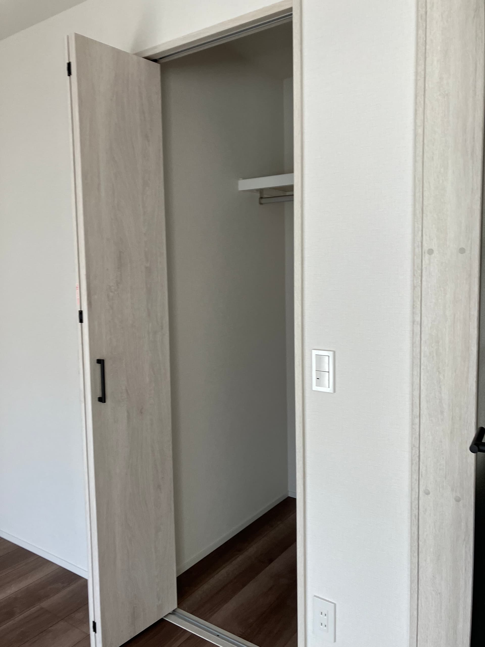 主寝室のウォークインクローゼット