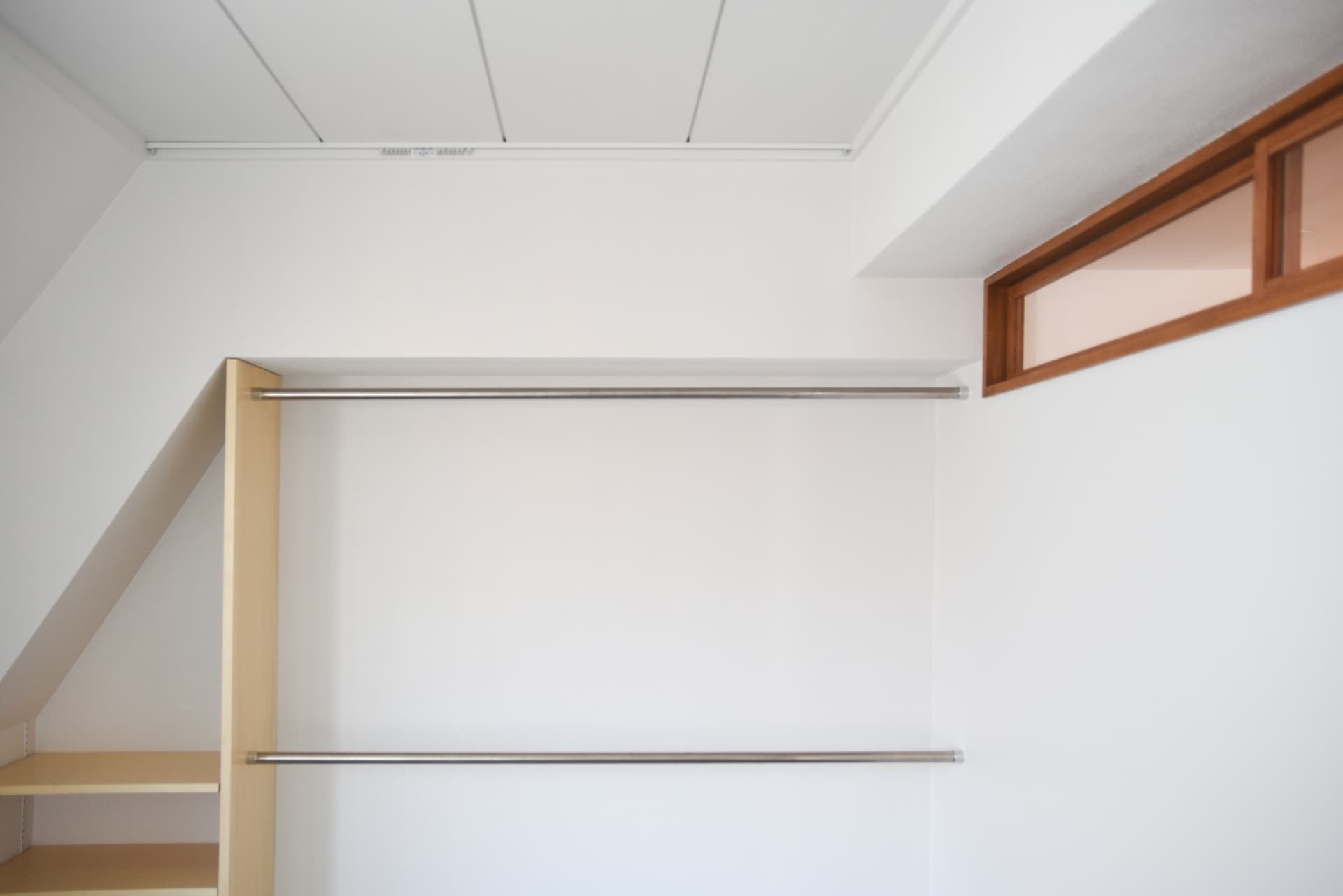 寝室: 2段クローゼットで大容量の空間