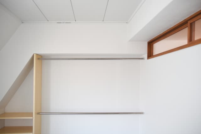 寝室: 2段クローゼットで大容量の空間