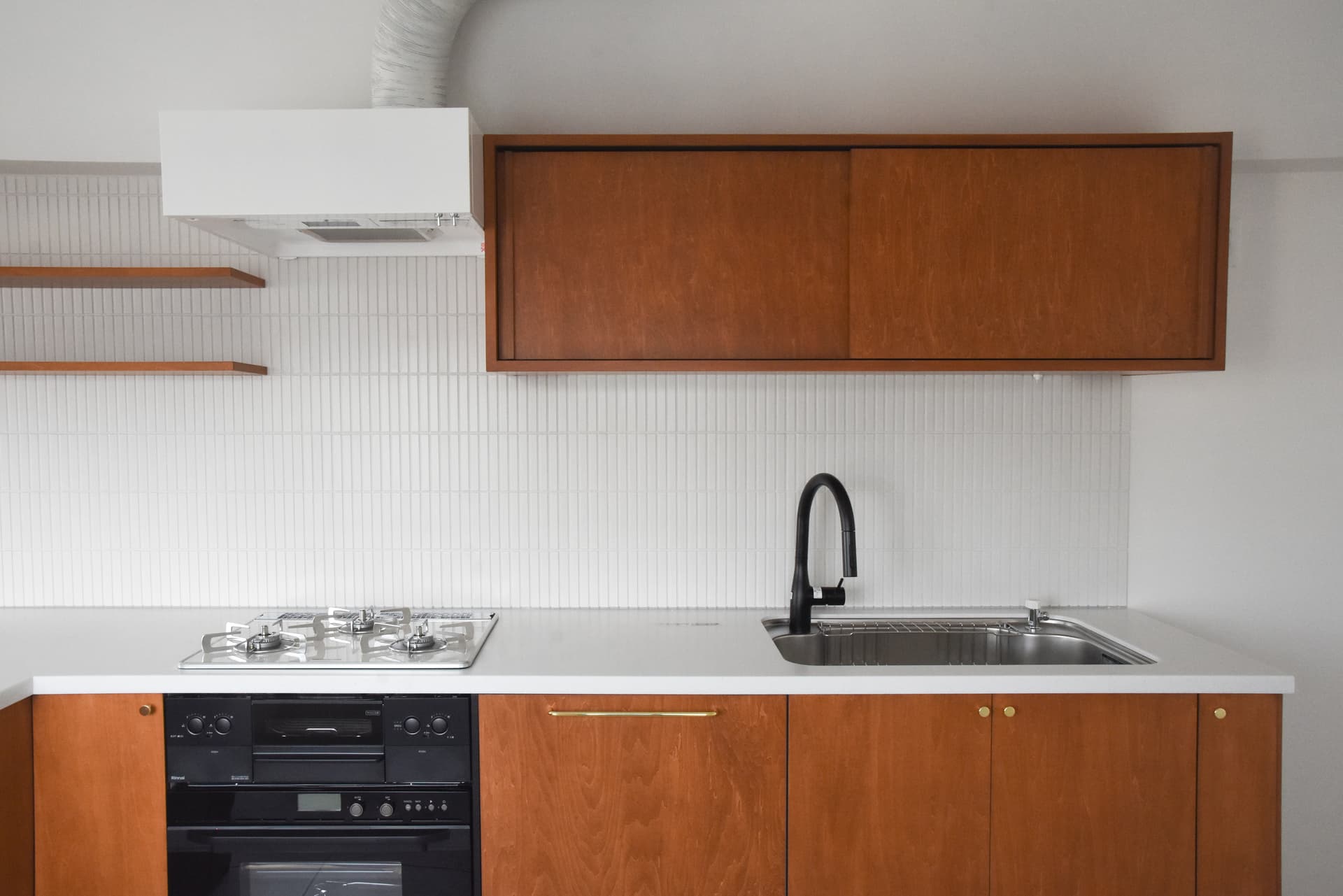 キッチン: 海外式の大容量キッチンは人工大理石を天板に使う。