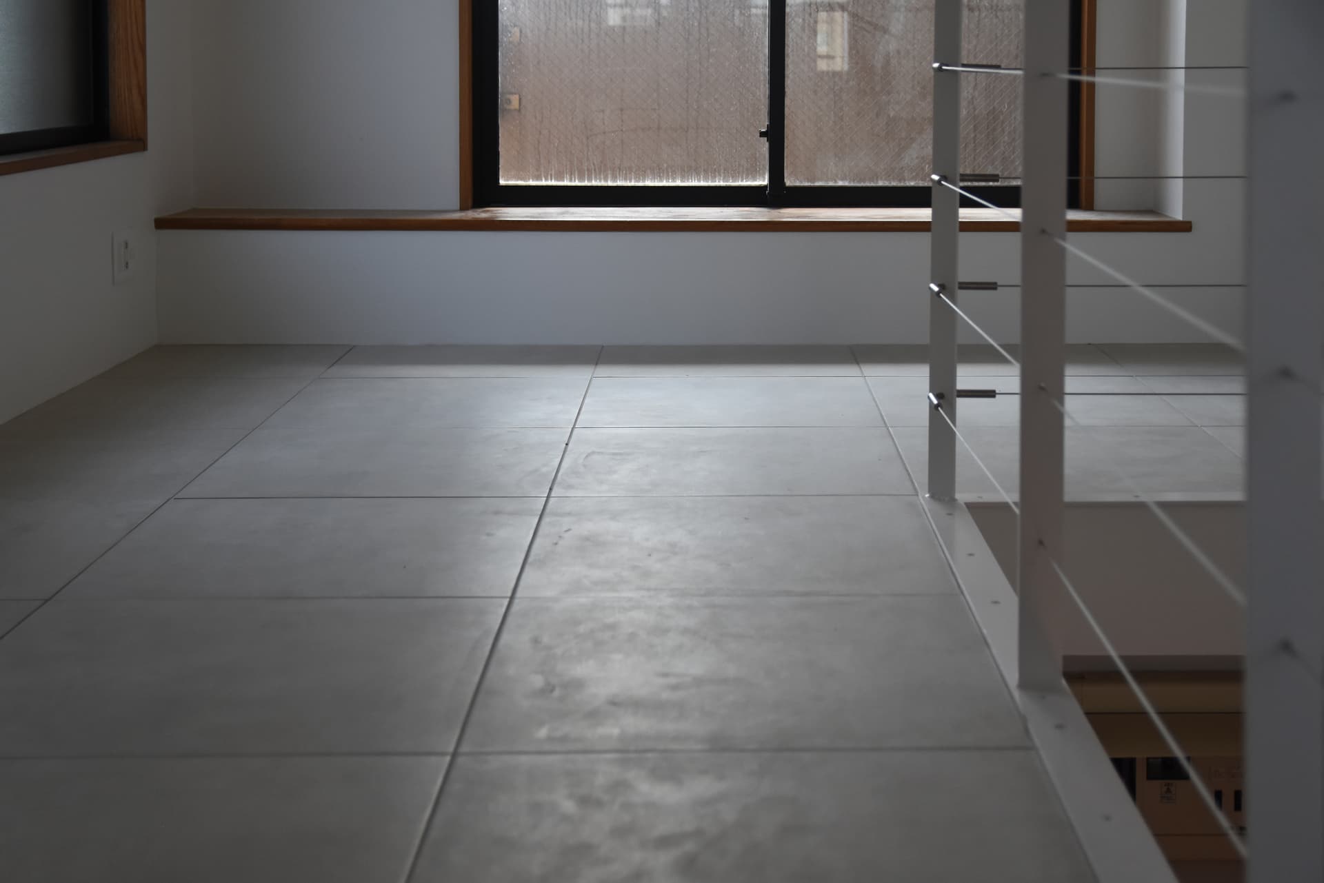 LDK: 白いタイル貼りの爽やかな空間