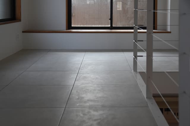 LDK: 白いタイル貼りの爽やかな空間