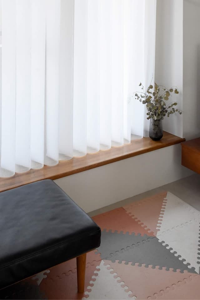 リビング: 朝日の差し込む爽やかな空間