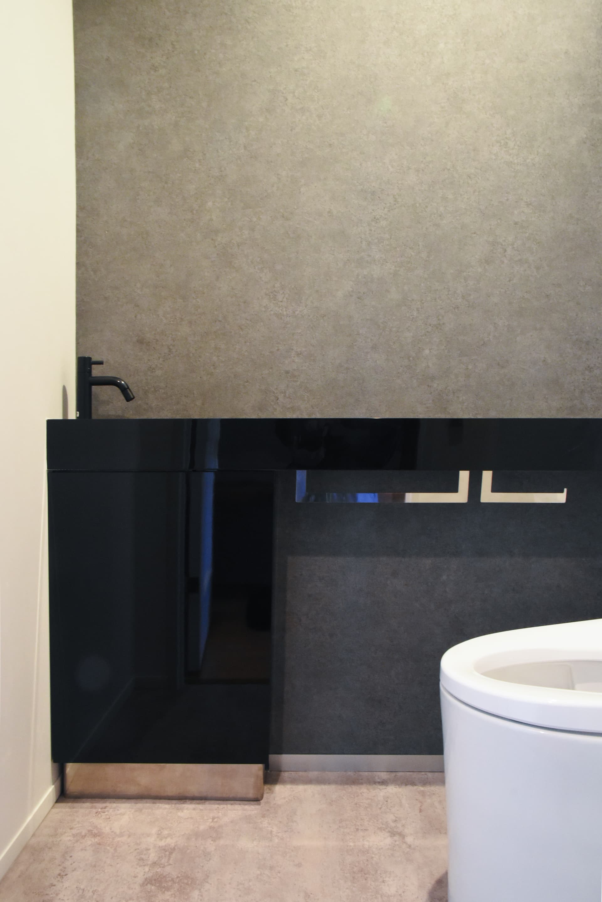 トイレ: 手洗い付きの静謐な空間