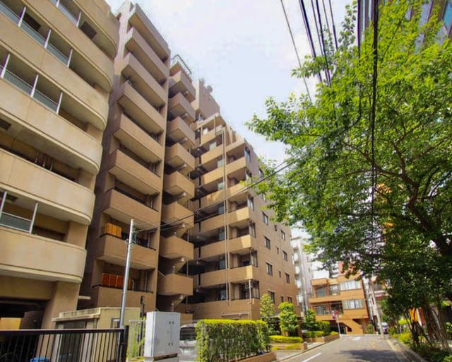 シンプルで整った外観。オートロックで宅配ボックスも完備でセキュリティが高い。深川警察の独身寮が隣接するため、緊急時は即駆けつける安心感がある。