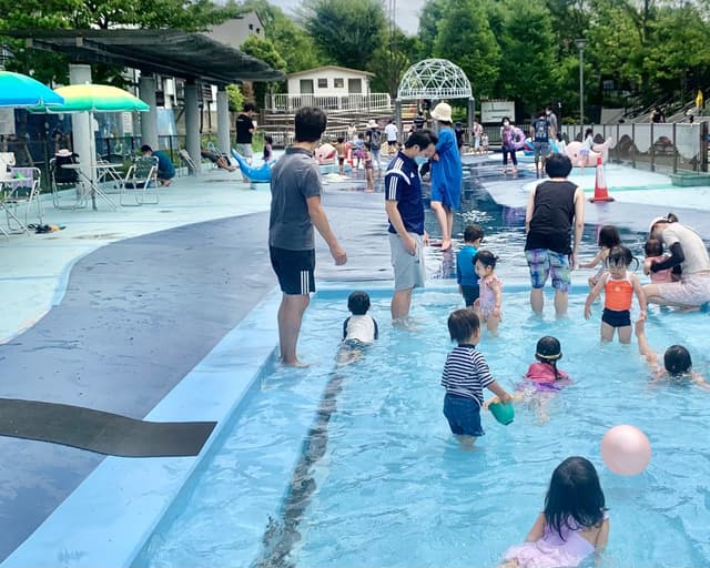 木場公園に向かう間には、夏季限定の無料プールである木場親水公園じゃぶじゃぶ池があり、徒歩数分で楽しめるアクティビティに子供も大喜び