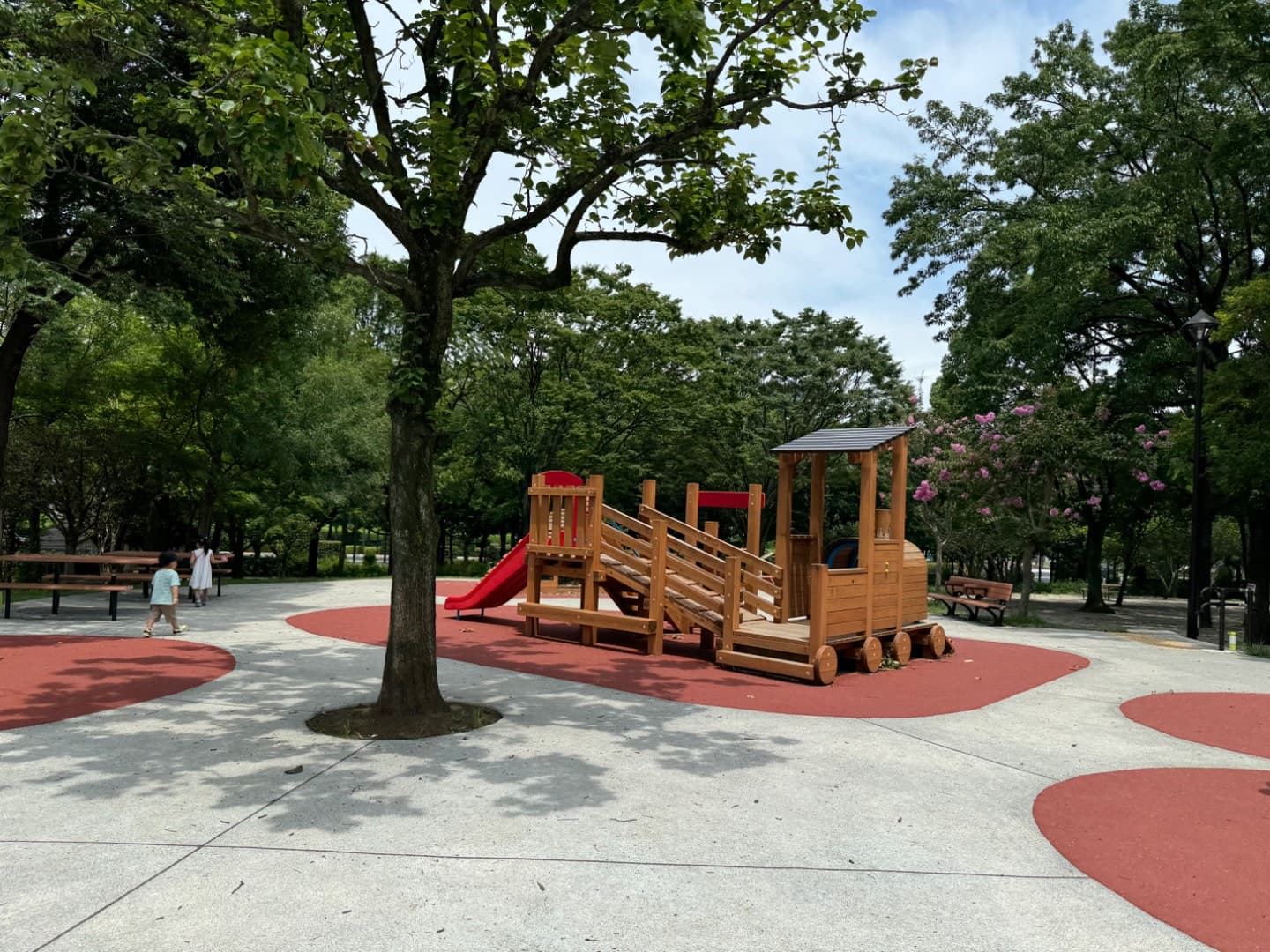 木場公園の冒険広場は改修が終わって遊具も新しくなり、休日は多くの子ども連れで賑わいます。