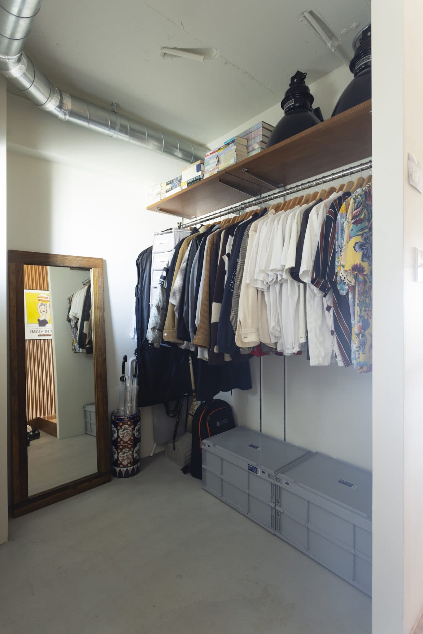 モルタル床の玄関。オープンクローゼットがこちらの土間にあるので洗濯物は靴を履いて仕舞いに来ないといけないのがちょっと面倒。けど帰ってきたときに服がズラッと掛かっているのはショップっぽくて好き。