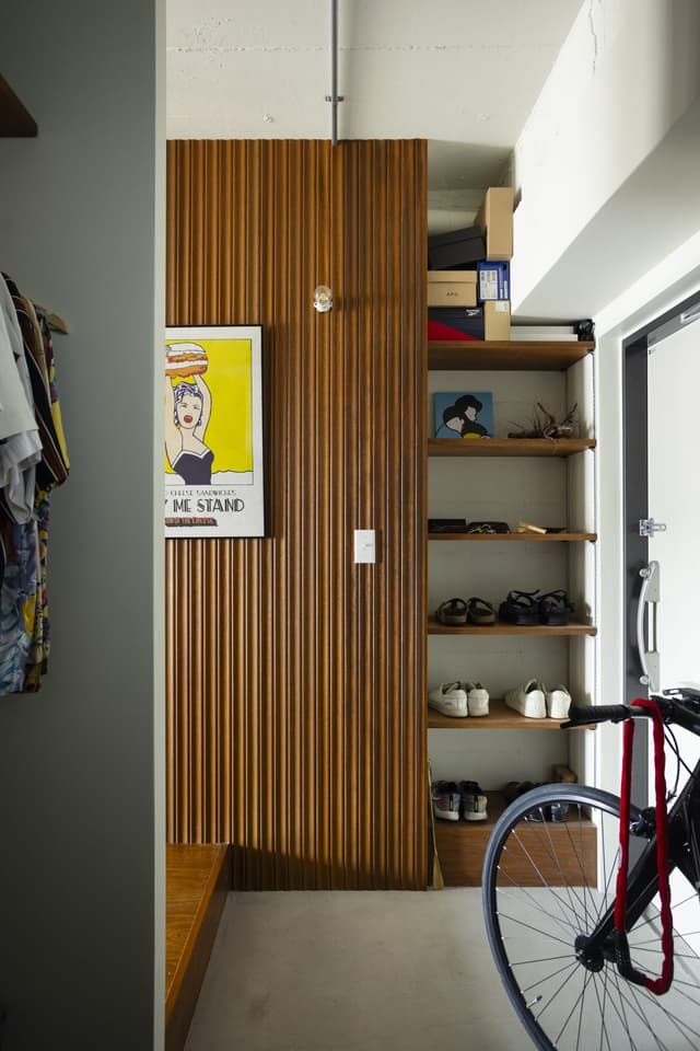 モルタル床の玄関を別角度から。一見不便なクローゼット位置も、入り口にクローゼットがあるおかげで玄関を開けて暑かったり寒かったりしたときにサッと着替えられたり、広い土間でアイロンをかけてそのまま仕舞えちゃったりと意外と便利。