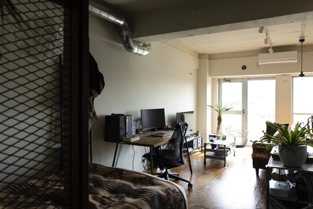 生活スペースは2DKをワンルームにリノベーション。1人暮らし~DINKs向け。天井は表しにして白塗装。壁も全面塗装でクロスは1枚もありません。床はラーチ合板なので好みは分かれるところですが床暖房付き。