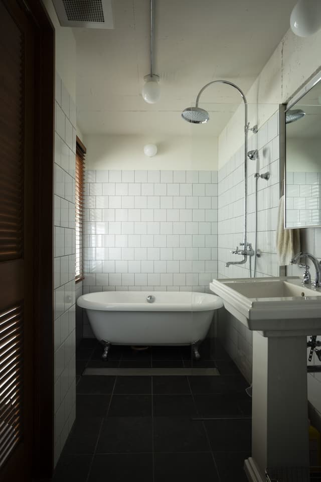 まずはバスルームから。海外仕様の3点ユニット。キュートな印象になりがちな猫足のバスタブですが縁がフラットなものはクラシカルな印象で男性が使っても女性が使っても◎。たっぷり1500mmあるので膝も伸ばせちゃう上にオートバス・追い焚き付きという凄い仕様。とはいえタイル貼りの3点ユニットなので冬は寒いです。