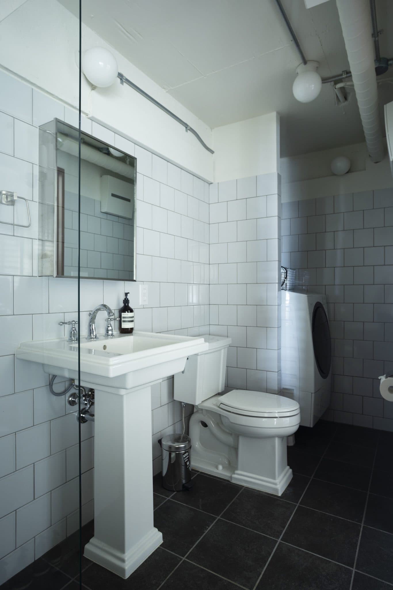 洗面台とトイレはKOHLERのトレシャム。冬でも座面は冷たいしウォシュレットもないけど大好きなデザイン。この洗面台とトイレ、バスタブが揃ってバスルームが完成しました。ミーレの洗濯機と浴室乾燥機を付けられれば完璧だったけど、それは将来のリノベーションで。