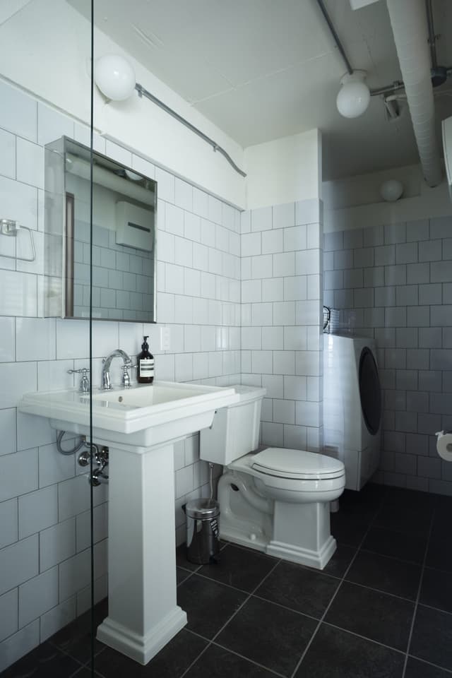 洗面台とトイレはKOHLERのトレシャム。冬でも座面は冷たいしウォシュレットもないけど大好きなデザイン。この洗面台とトイレ、バスタブが揃ってバスルームが完成しました。ミーレの洗濯機と浴室乾燥機を付けられれば完璧だったけど、それは将来のリノベーションで。