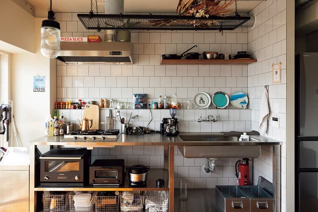 キッチンの仕様は、幅2600 × 高さ845 × 奥行き650(mm) / 作業スペース710(mm) / シンク幅850(mm) / ガスコンロ4口 / 図面の段階で設計された棚は取付金具等が露出しておらず利便性とデザイン性をワンランク上げてくれています。