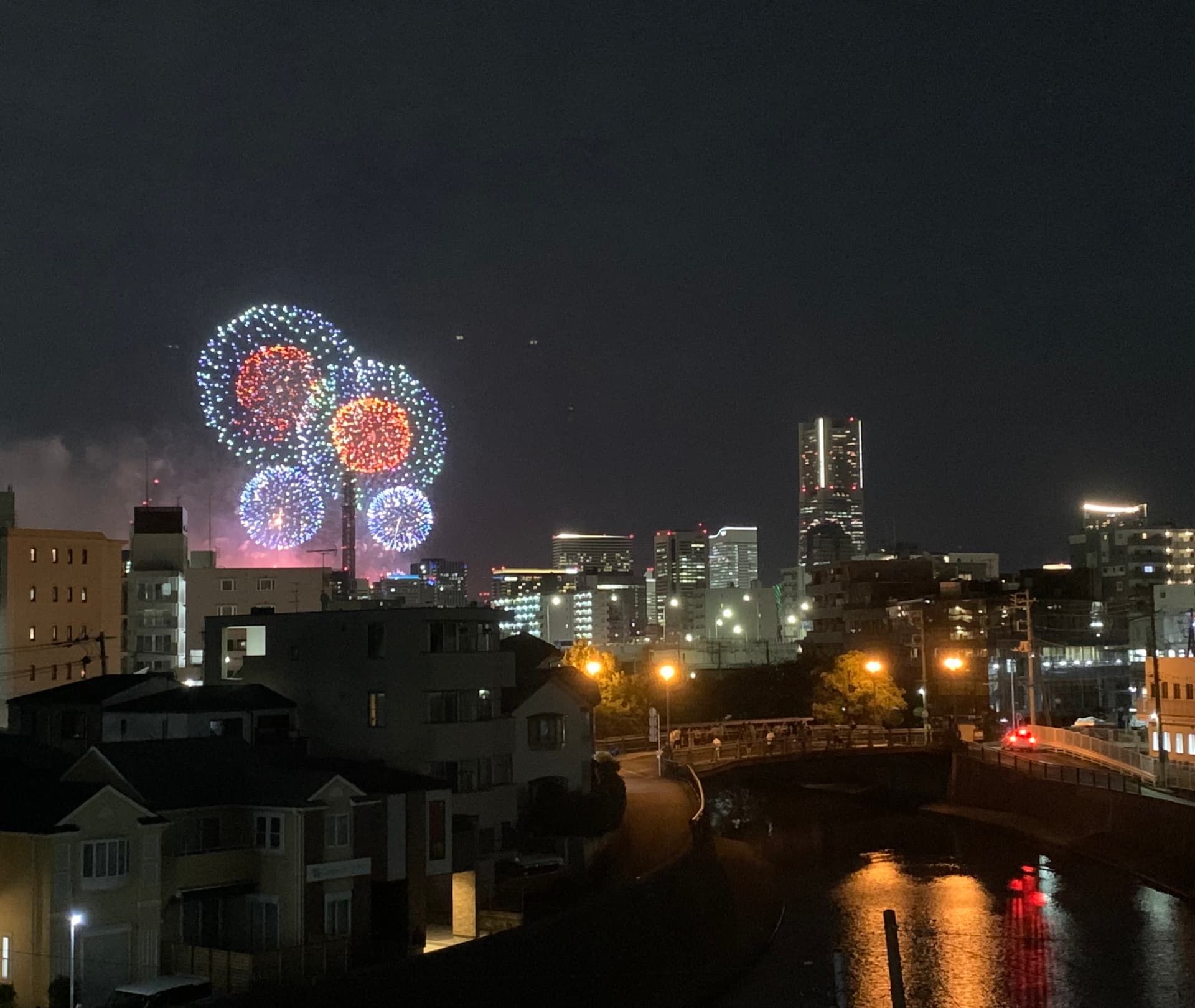 みなとみらいの花火大会が見えます。