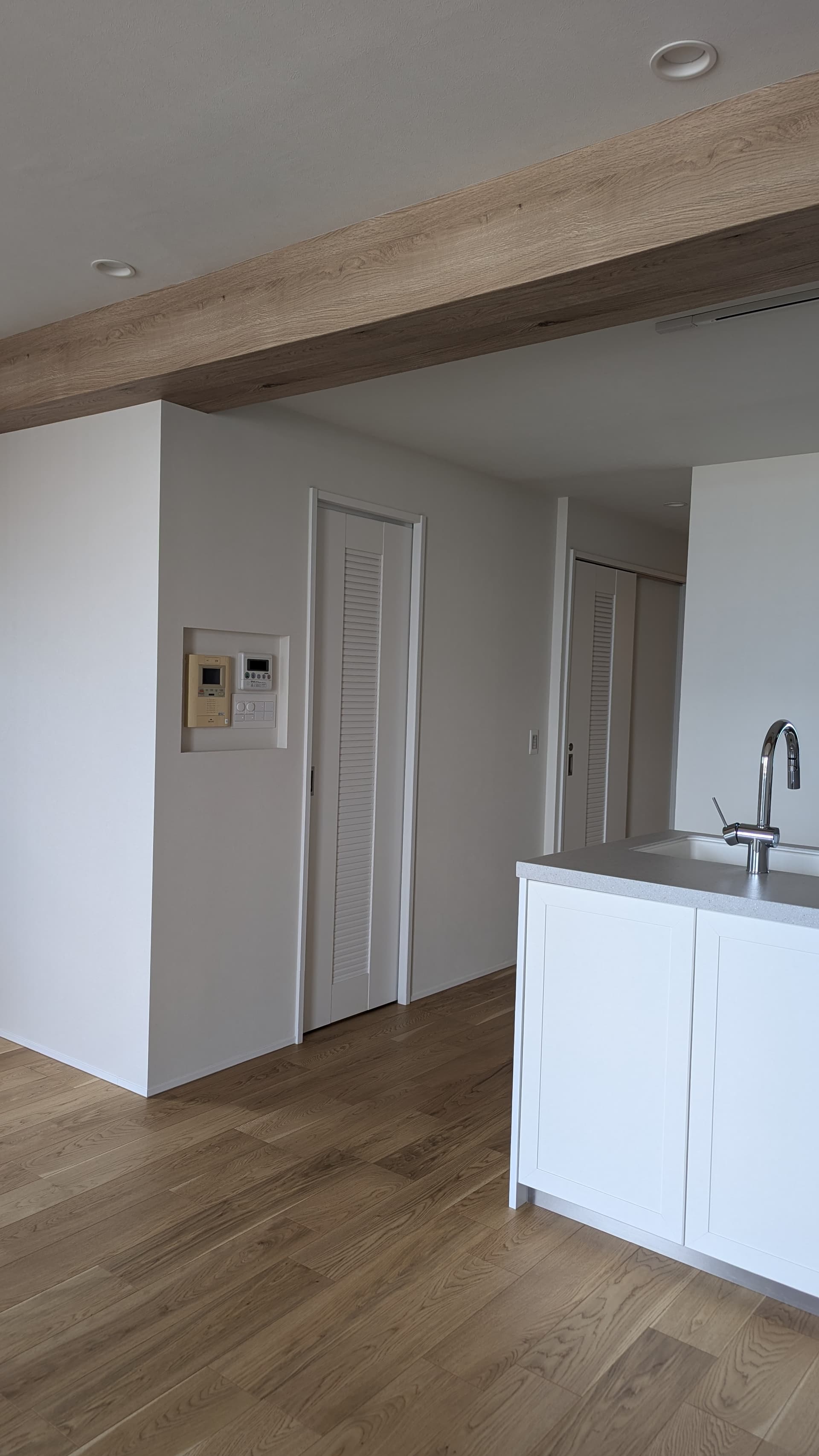 梁の木目調壁紙は、なるべくフローリングと調子が合うものを吟味しました。
フローリングはWOODONEで、天然木を使用したものです。木目のコントラストが美しいです。