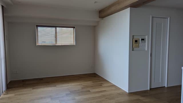 家具を置く前のホームオフィススペースです。
正面は南側の腰高窓で、左手に東側の掃き出し窓です。右手の扉はウォークインクローゼットです。