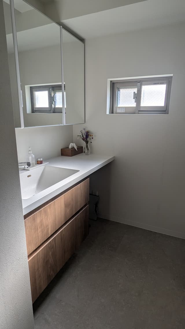 もともとお風呂にあった南側窓を生かし、洗面スペースにしました。カウンター式で横幅は150cm程度ありますので、洗面鏡の取り合いにはなりません。