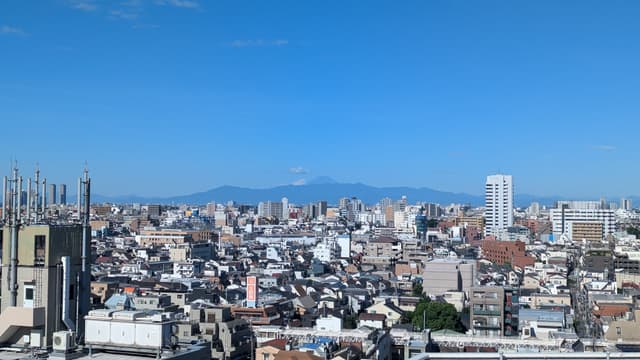 天気が良ければ、西側の窓から富士山が見えます。