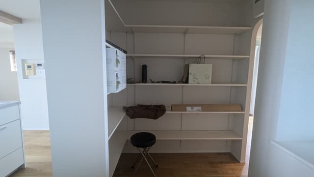 キッチン裏部分もL字にし、パントリーを作りました。