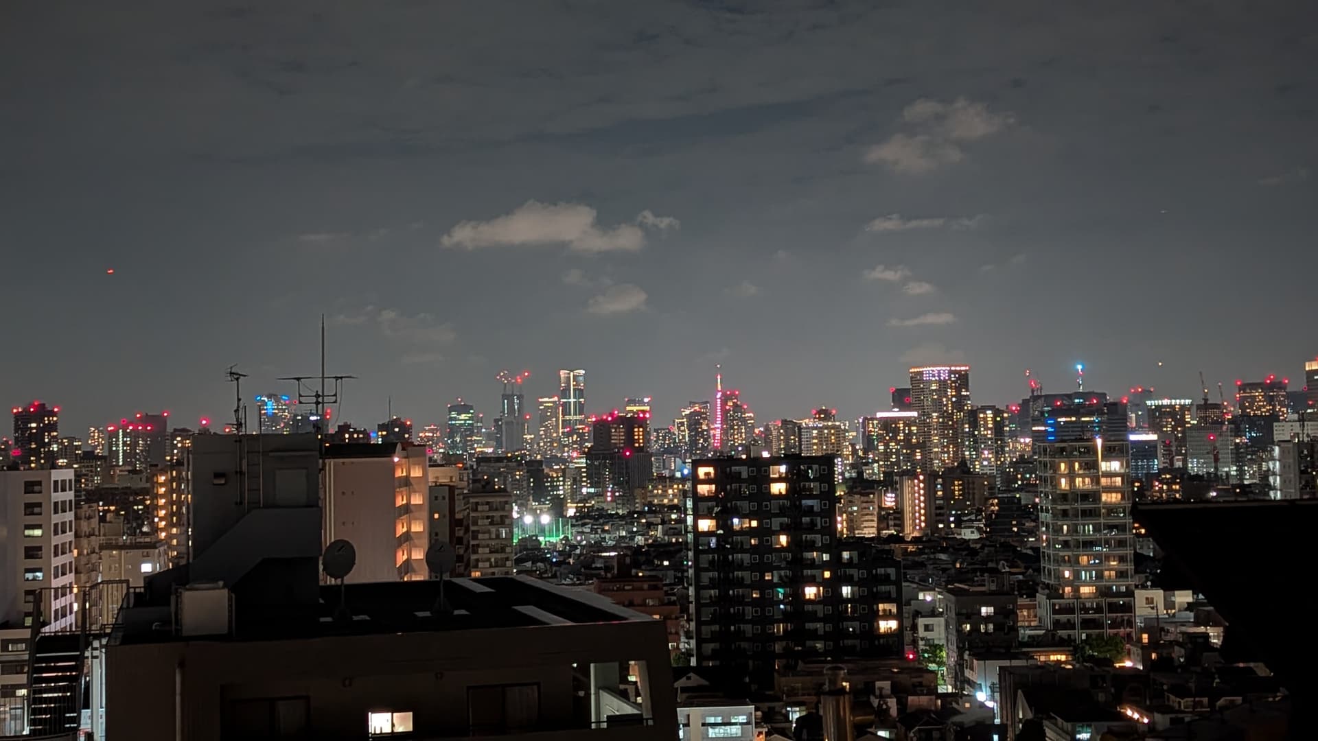 屋上から、北側を見ると東京タワーが望めます。