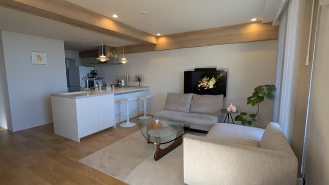 リビング。オープンなカウンターキッチンで、人を呼んだ時にも楽しいです。
構造梁で外せなかったので、木目調の壁紙を貼っていただいて木の梁の雰囲気を出しています。