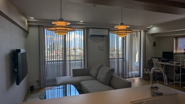 キッチン側からのリビング。もともと2部屋だったようですが、壁を完全に取り壊しました。東側の窓はかなり高さがあり、バーティカルブラインドが映えます。テレビは壁掛け用のブラケットに取り付けています。