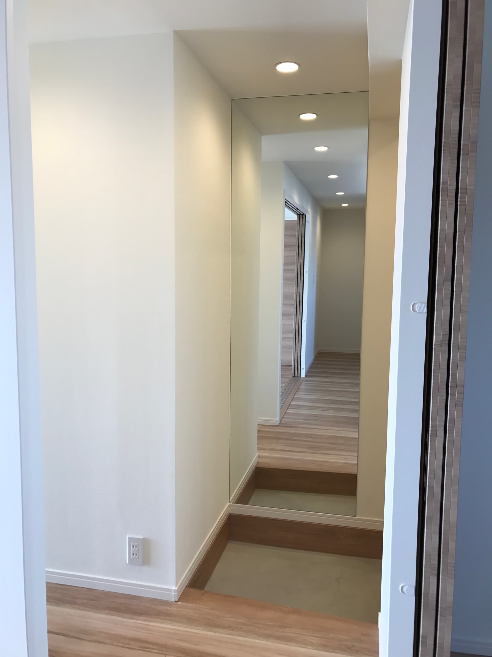 玄関
フルハイトの姿見ミラーを設置しました