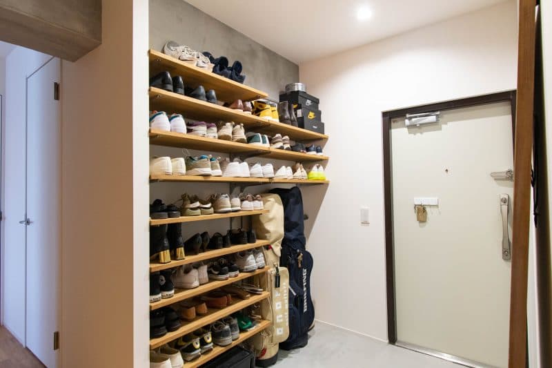 靴をディスプレイして見せる収納が似合う土間風の玄関