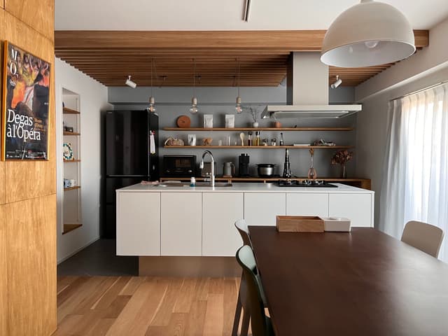 ルーバーが温かみを醸し出すダイニング&キッチン