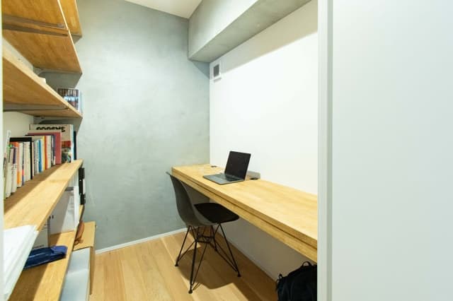 佐官仕上げの壁が印象的な書斎