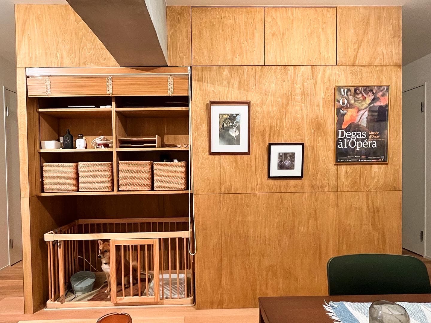 玄関とLDKを隔てる大型造作棚に愛犬用ゲージの置き場所を設けました。ゲージの大きさに合わせて設計したため、すっぽりと収まってインテリアとの調和もばっちり。ブラインドも設置しているため状況に応じて隠すこともできます。