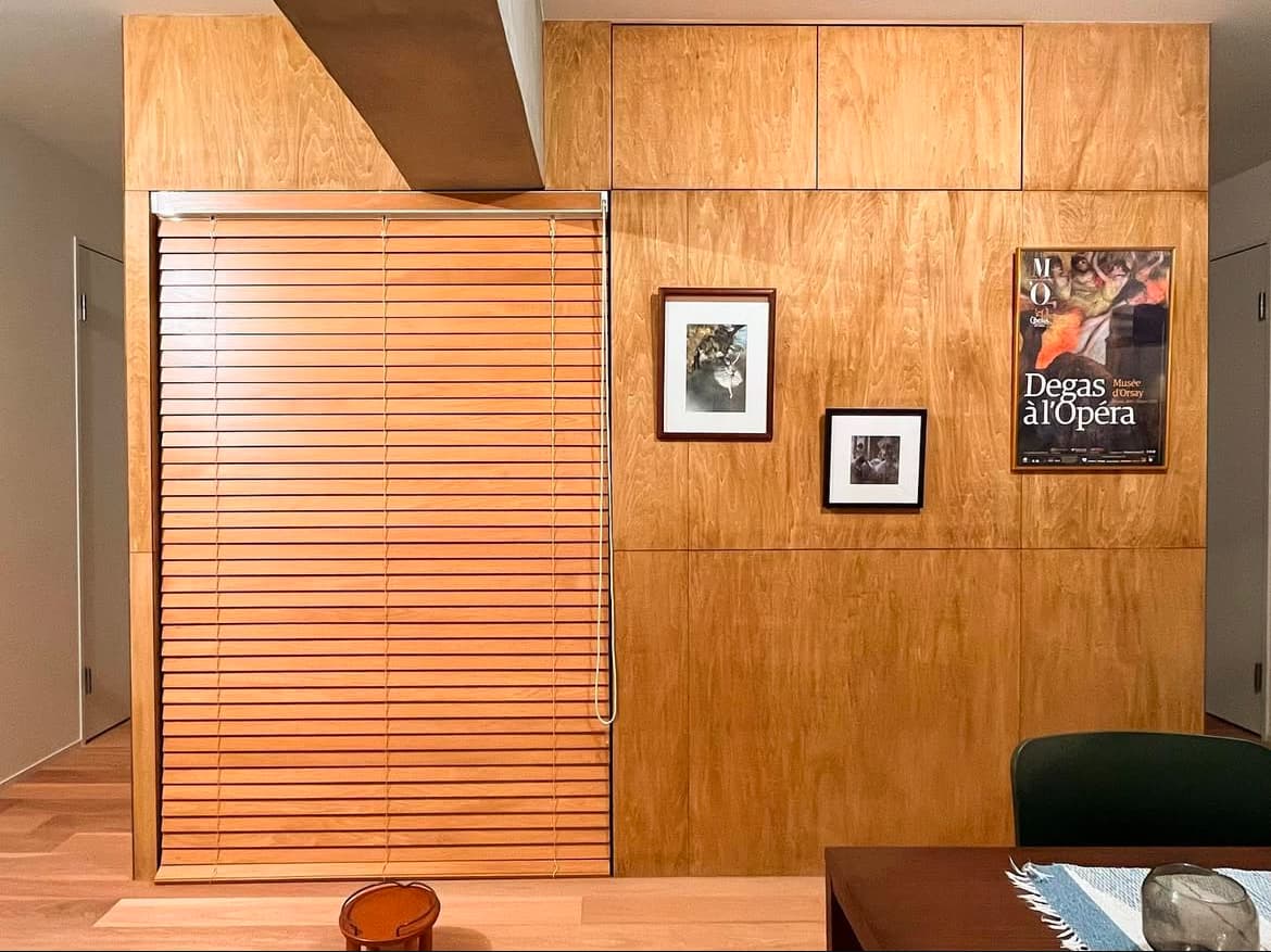 ブラインドを下ろした状態の大型造作棚