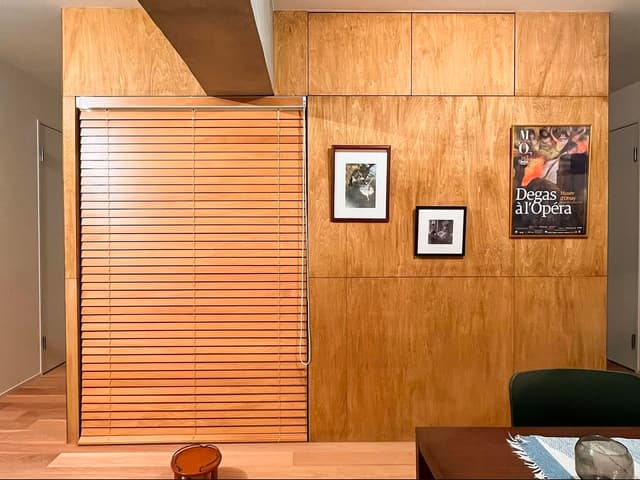 ブラインドを下ろした状態の大型造作棚