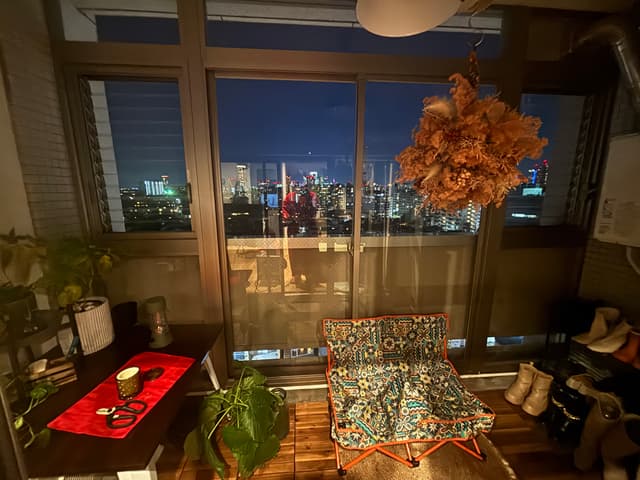 リビング側のベランダ。
ベランダにもコンセントあるので、冬でもヒーター持ってきて、ご飯食べたり。