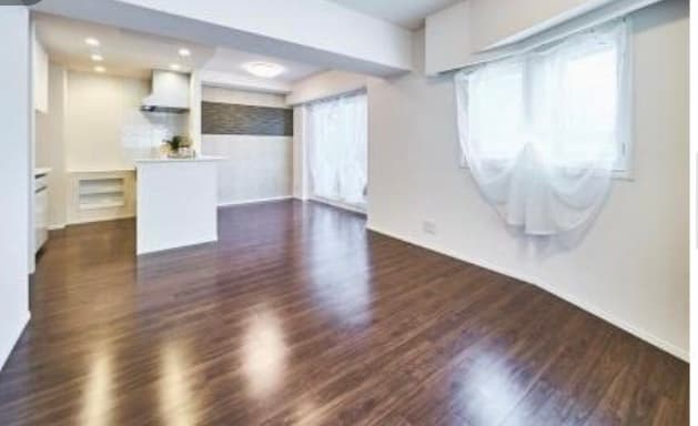 現在はリビングの間に可動式扉を設置していて2DKになるようにしています。