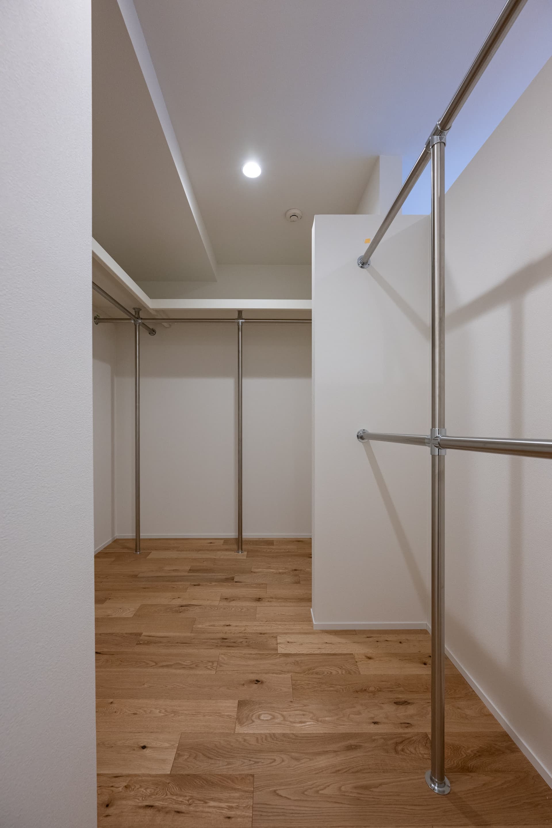 ウォークインクローゼット。上段には鞄や小物を置き、左側にはコートやワンピースなどの長物をかけています。右手はTシャツやパンツをかけて使っています。
収納棚も入るので、余ったエリアは畳んでしまうような洋服を入れています。