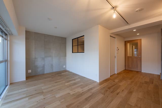 リビングの全体景色。左奥の壁がアクセントとなっていて、お気に入りのスペースです。
また、奥の部屋には小窓をつけているので、採光がよいです。