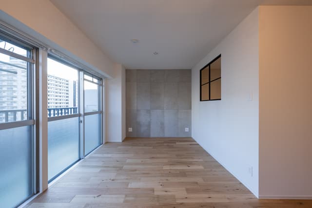 リビング。日当たりがよく、冬の昼間は暖房をつける必要がないほど暖かくなります。夏はバルコニーの屋根のおかげで暑すぎず、年中快適に過ごせます。
また、土間の窓をあけ、リビングのドアも開放することで、風通しがとても良いです。