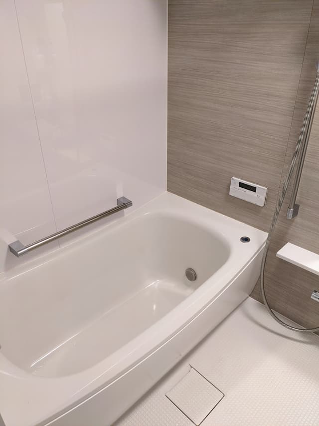 風呂自動沸かし、追いだき機能はキッチンにあるボタンでも操作可能です。浴室乾燥付です。