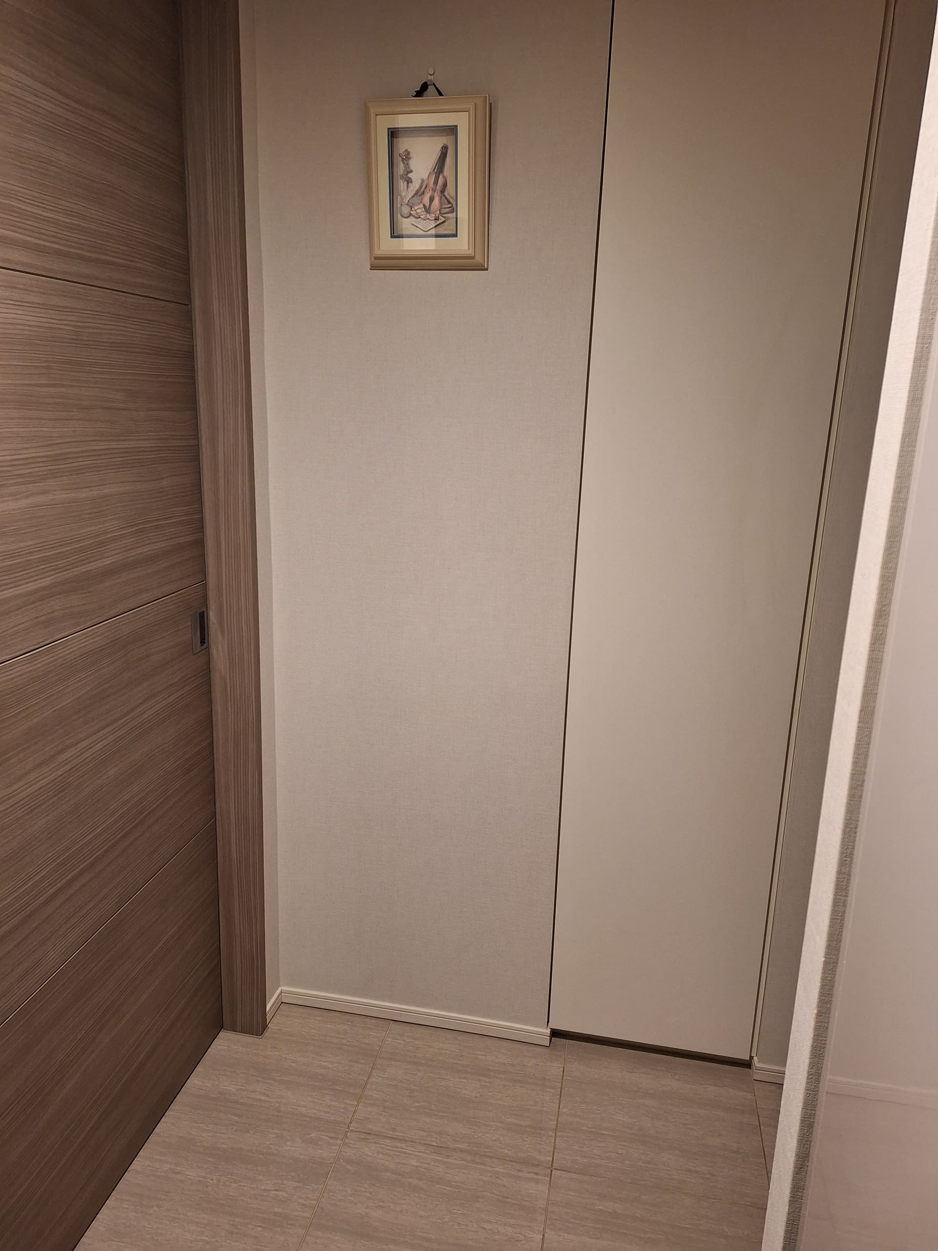 玄関前は大理石調です。