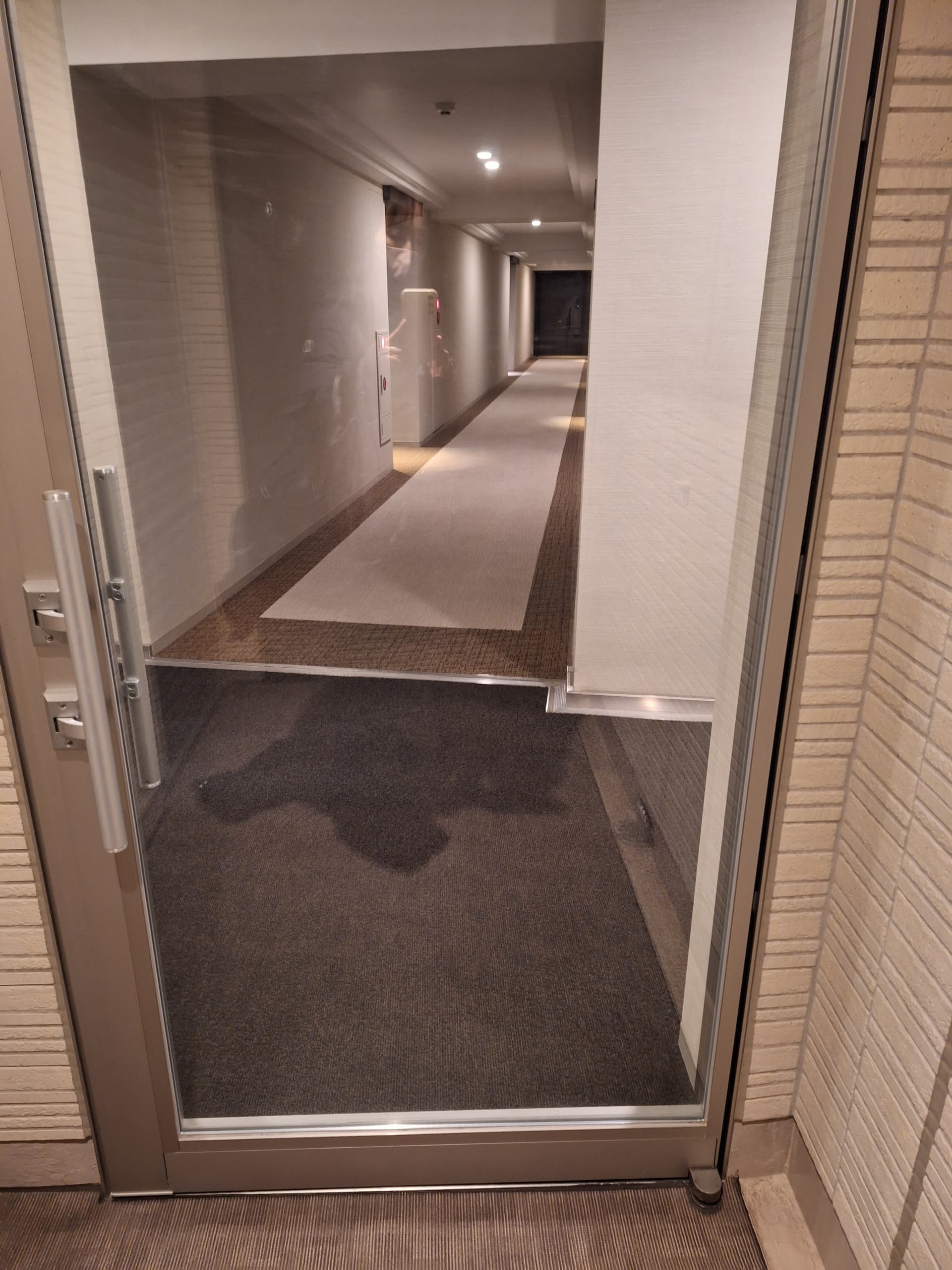 内廊下です。
玄関の手前に更に扉がありプライバシーが守られています。