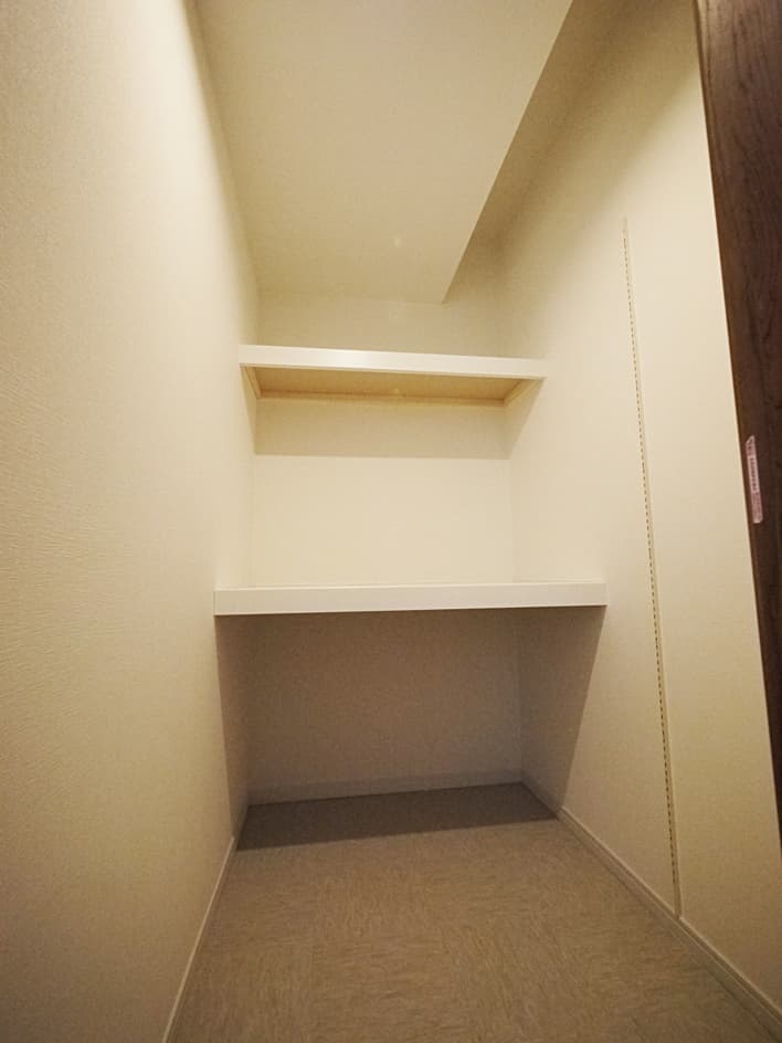 新設したファミリークローゼットです。1.5畳ほどあります。
布団や季節ものを片付けるのに重宝しています。