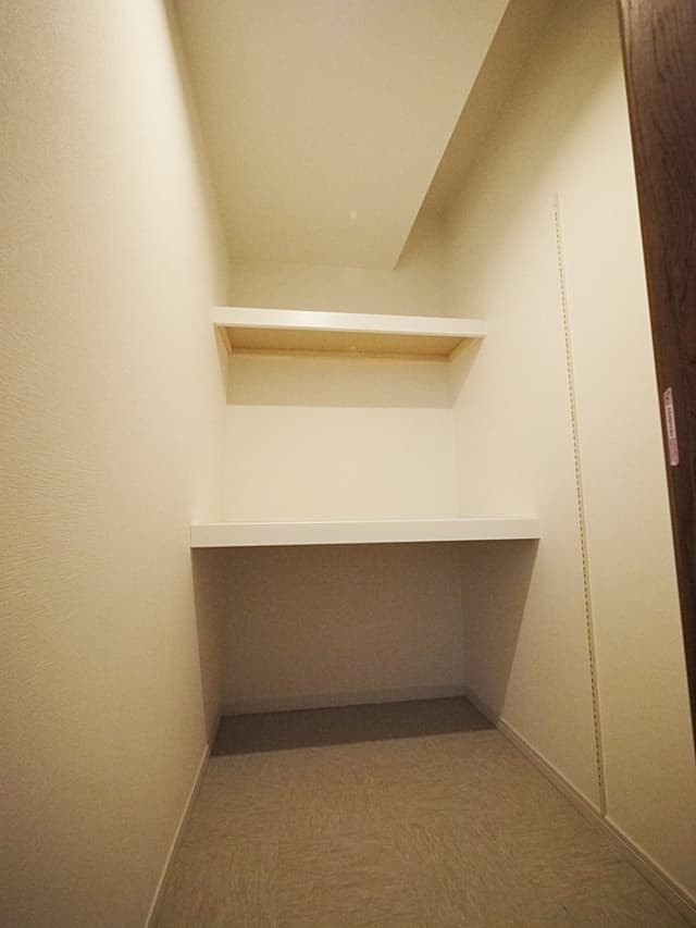 新設したファミリークローゼットです。1.5畳ほどあります。
布団や季節ものを片付けるのに重宝しています。