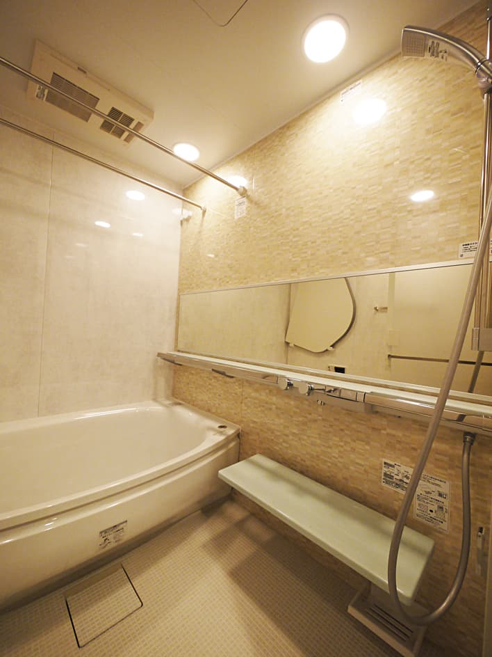 ワイドミラー付きのバスに入れ替えました。1416サイズですが、親と子供2人の3人同時入浴でも余裕があります。
手すり完備ですので、入浴中も安心です。