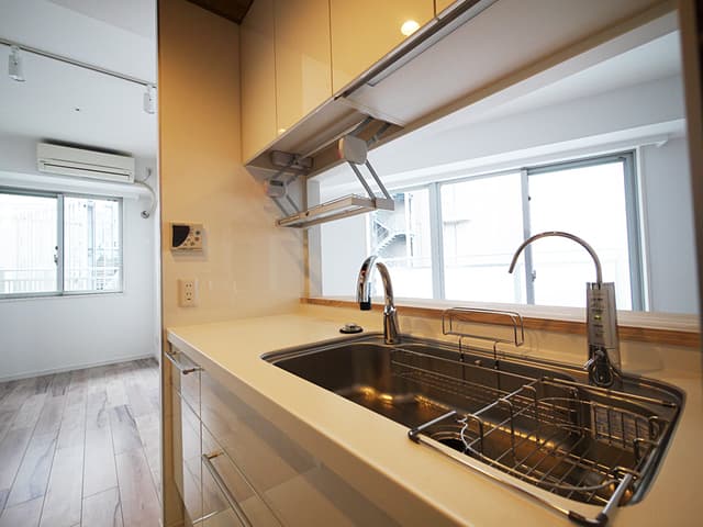 ディスポーザー、食洗機など全て入れ替えました。
タッチレス水栓です。